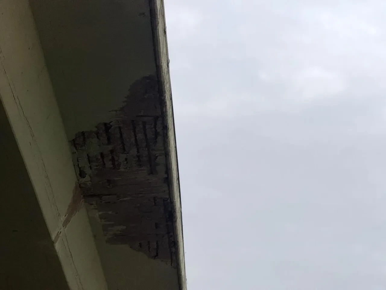 Görenler altından geçmeye korkuyor! Esenyurt'ta büyük tehlike