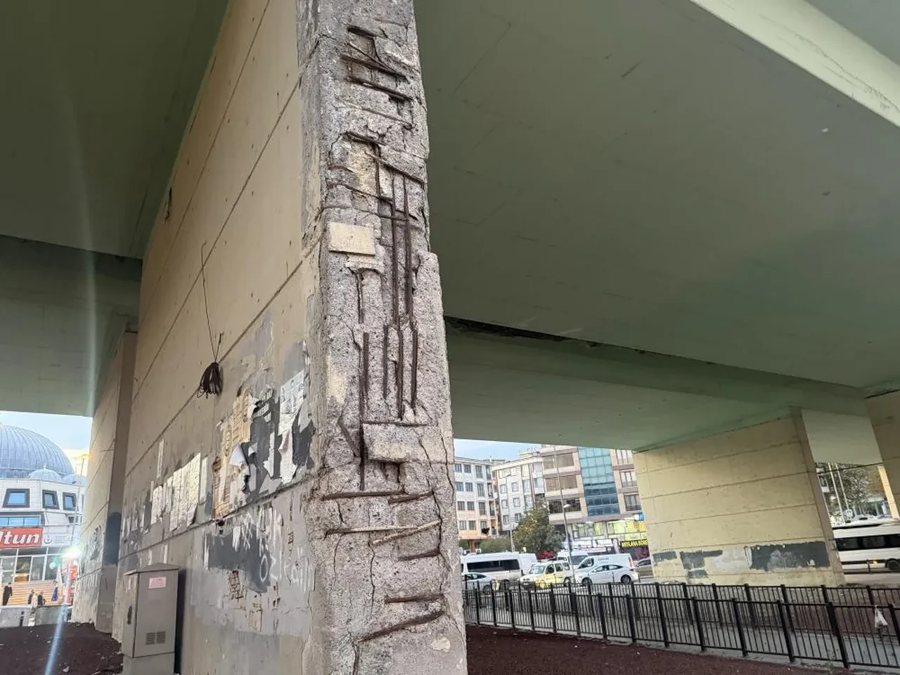 Görenler altından geçmeye korkuyor! Esenyurt'ta büyük tehlike