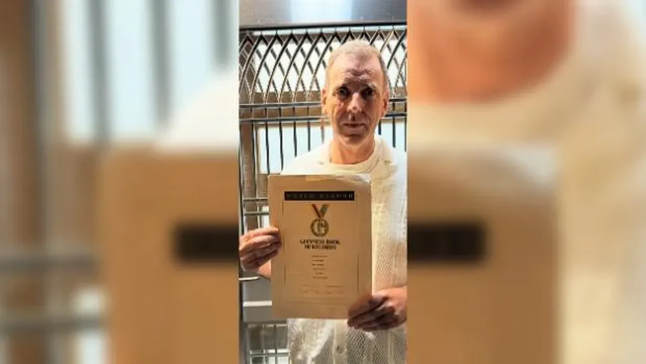 Guinness Dünya Rekorları'na girmek için ismine 2 bin 253 ad daha ekletti