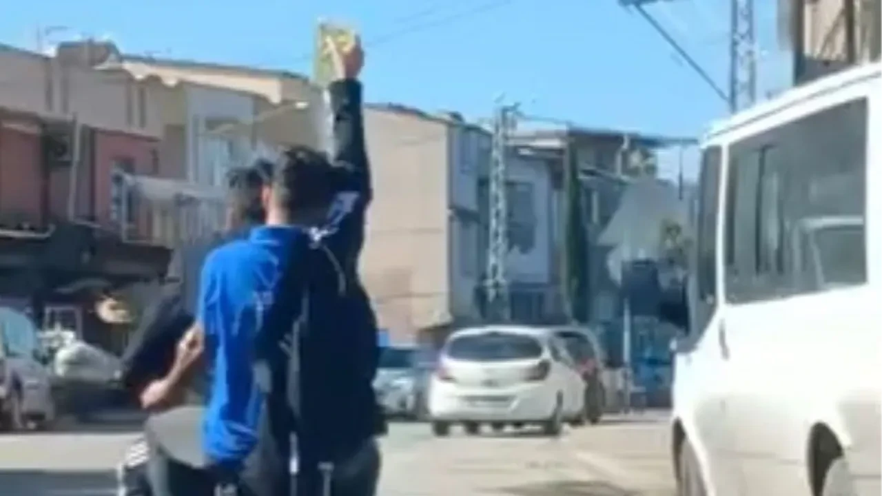 Güler misin ağlar mısın! Motosiklet sürücüsü serumla yola çıktı