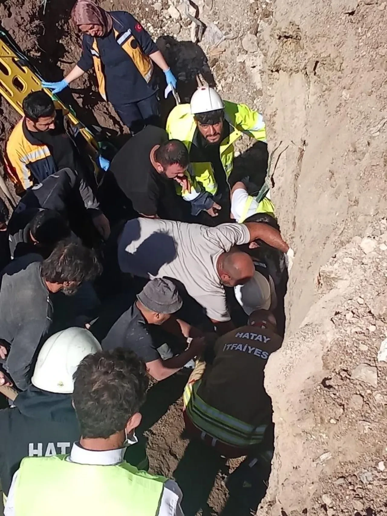 Hatay'da korkunç kaza! Toprak kaydı işçi göçük altında kaldı