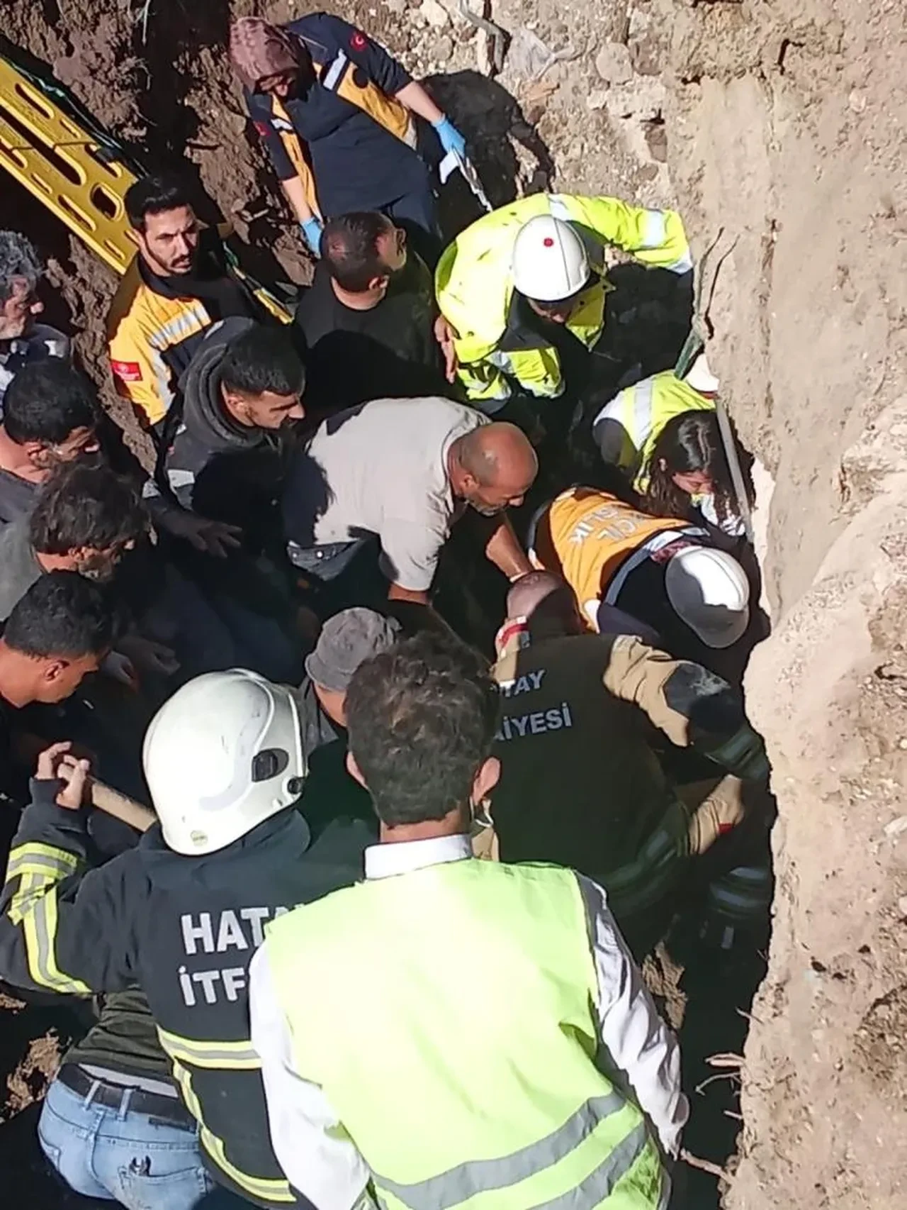 Hatay'da korkunç kaza! Toprak kaydı işçi göçük altında kaldı