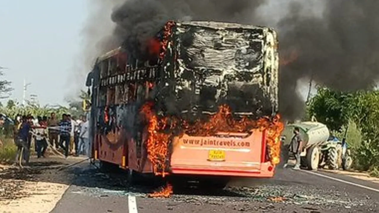 Hindistan'da yolcu otobüsü yandı: Çok sayıda ölü ve yaralı var