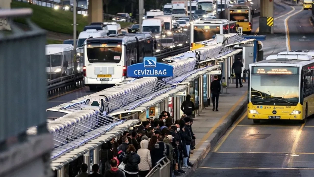 İBB'ye 'megabüs' eleştirisi: 'Hızray yazı olarak kaldı'