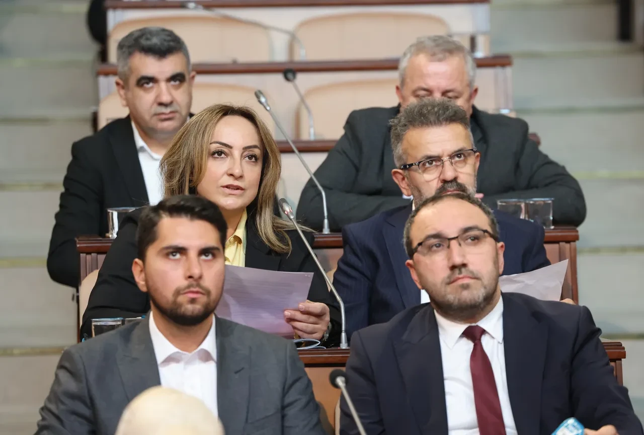 İstanbul'da yürüyen merdiven ve asansör krizi: AK Parti soru yağmuruna tuttu