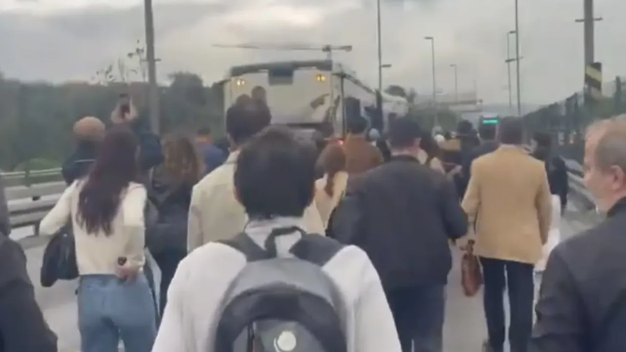 İstanbullulara sabah şoku! Metrobüs yine arıza yaptı, vatandaşlar isyan etti 