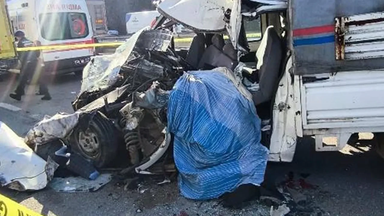 Kaza yeri dehşete düşürdü! Tıra çarpan kamyonet paramparça oldu: Ölü ve yaralı var