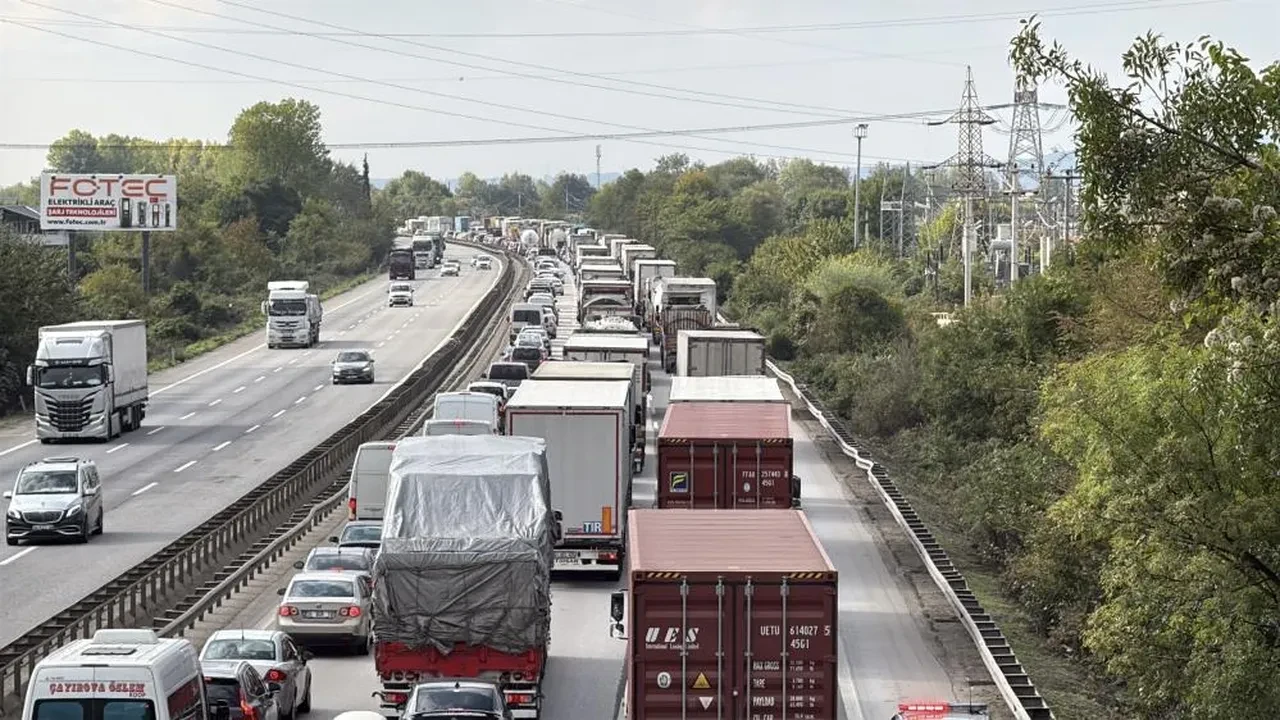 Kontrolden çıkan kamyonet yan yattı: Anadolu Otoyolu kilitlendi!
