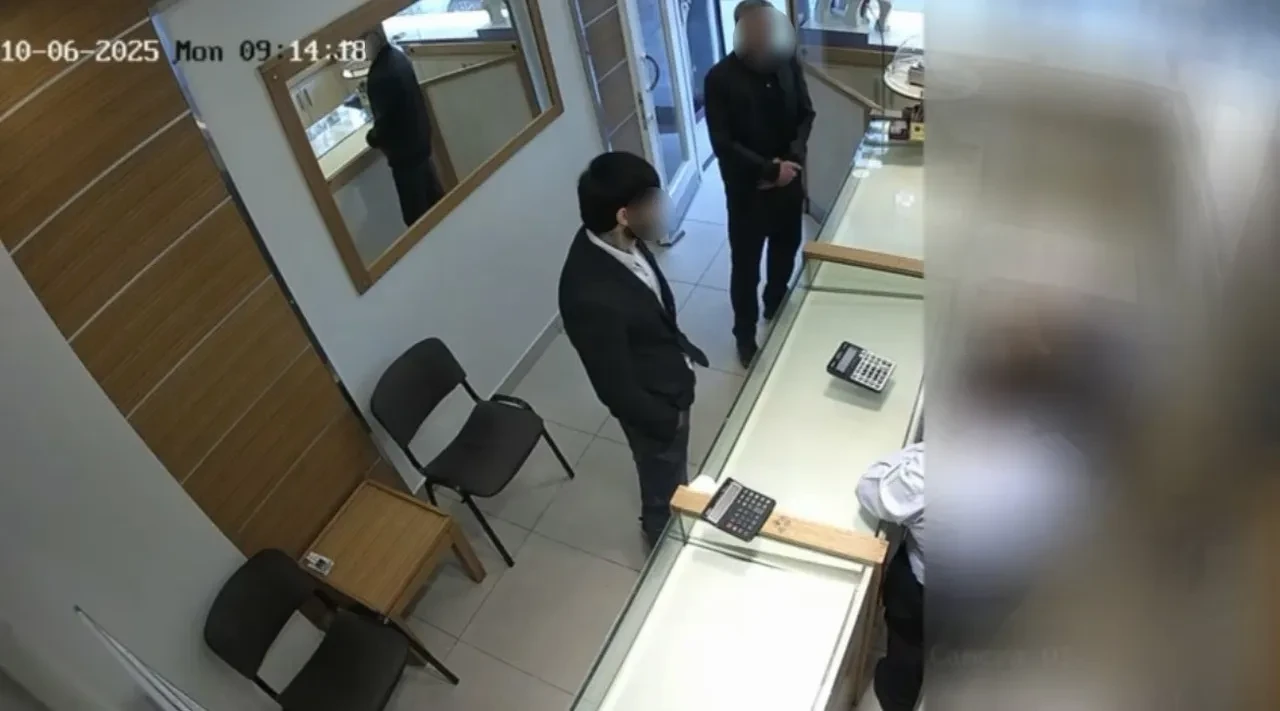 Kuyumcuyu basıp, 1 kilo altın çaldılar! Şoke eden soygun anı kamerada