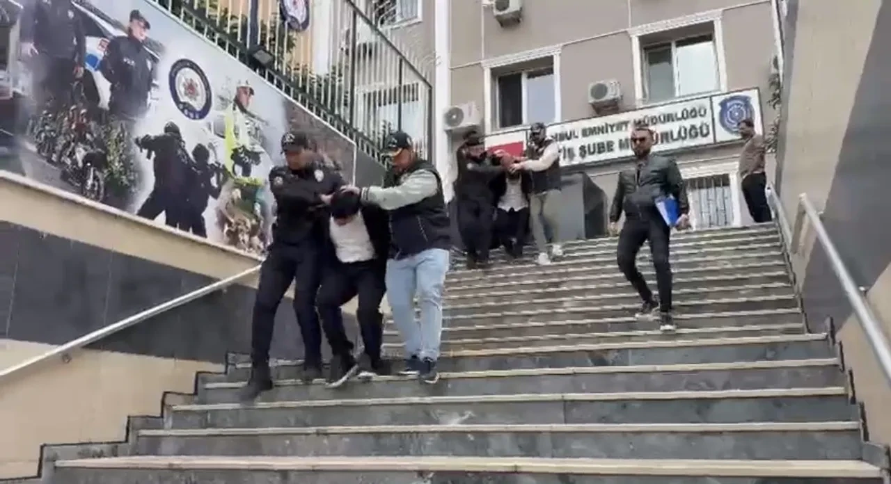 Kuyumcuyu basıp, 1 kilo altın çaldılar! Şoke eden soygun anı kamerada