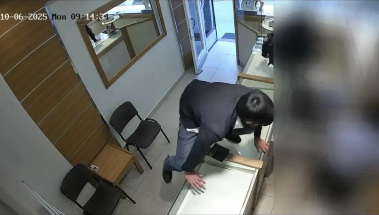 Kuyumcuyu basıp, 1 kilo altın çaldılar! Şoke eden soygun anı kamerada