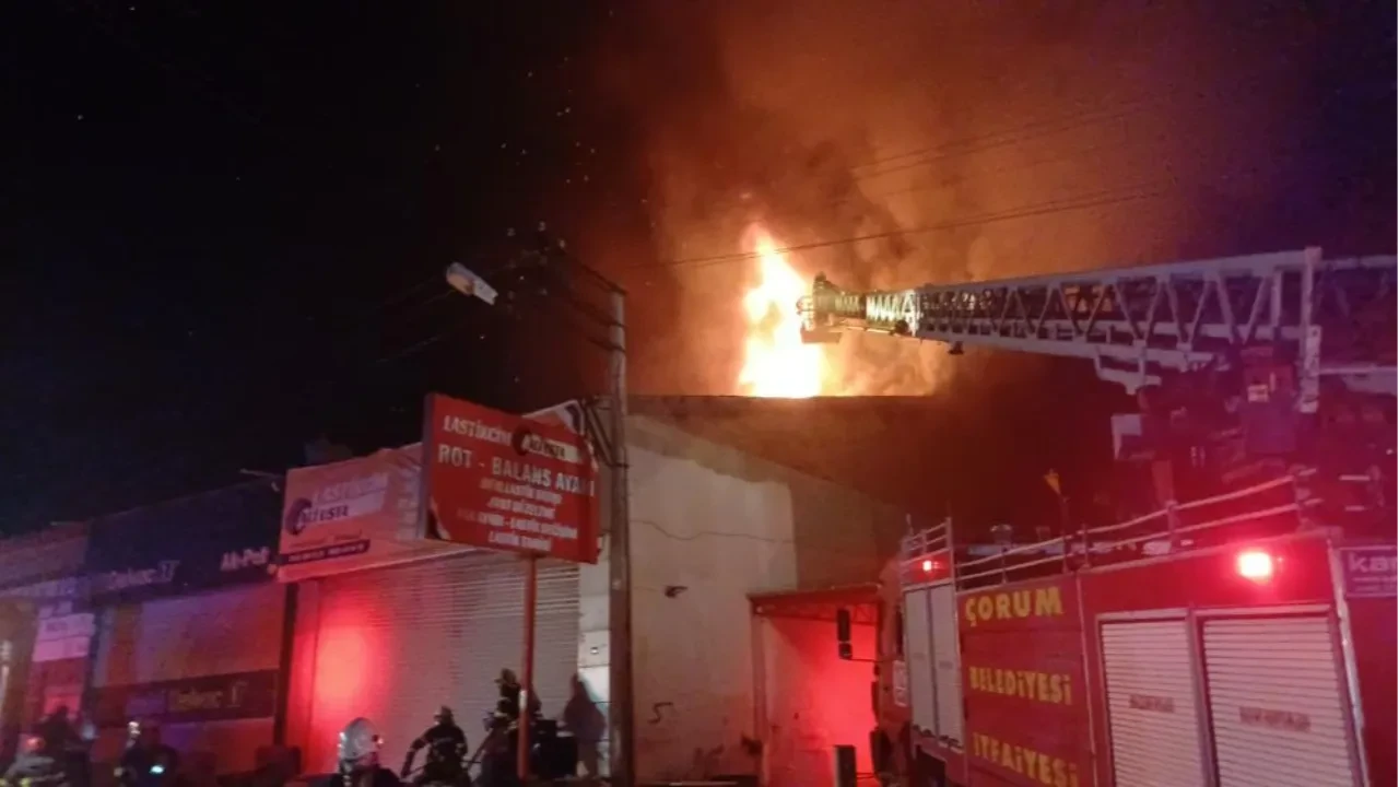 Lastik tamirhanesinde yangın! Alevler geceyi aydınlattı