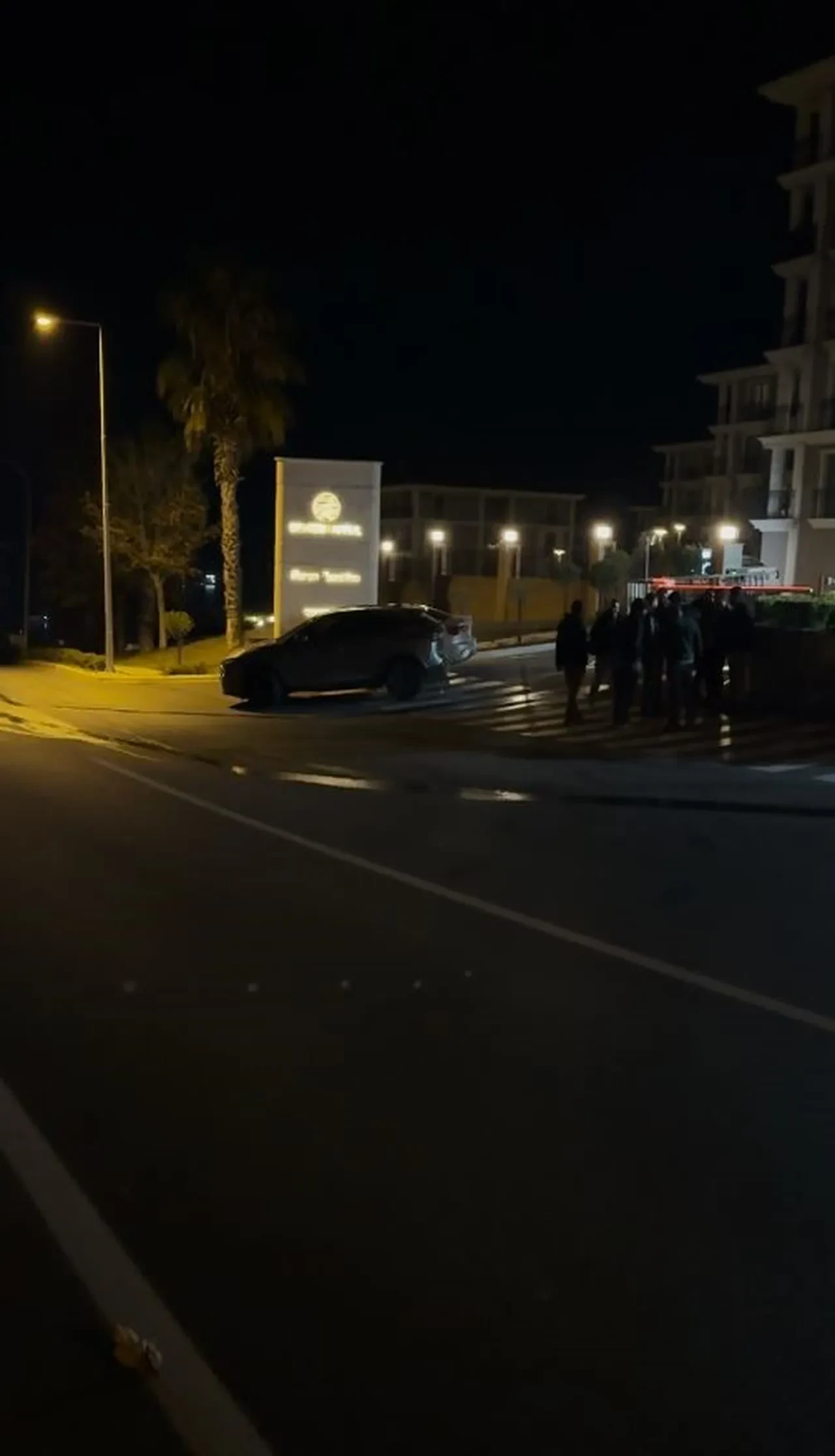 Neye uğradıklarını şaşırdılar! Trafikteki araca bir anda ateş açtılar