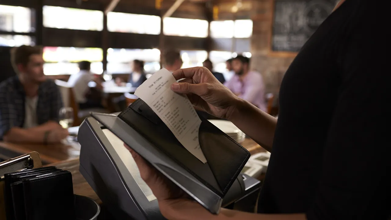 Restoranda hesap ödedi, karakola çağırıldı! Berber, kafe, market adeta her yerdeler: Sizin de başınıza gelebilir