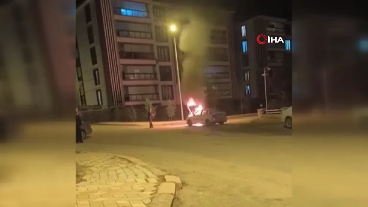 Seyir halindeki otomobil alevler içinde kaldı! O anlar kamerada