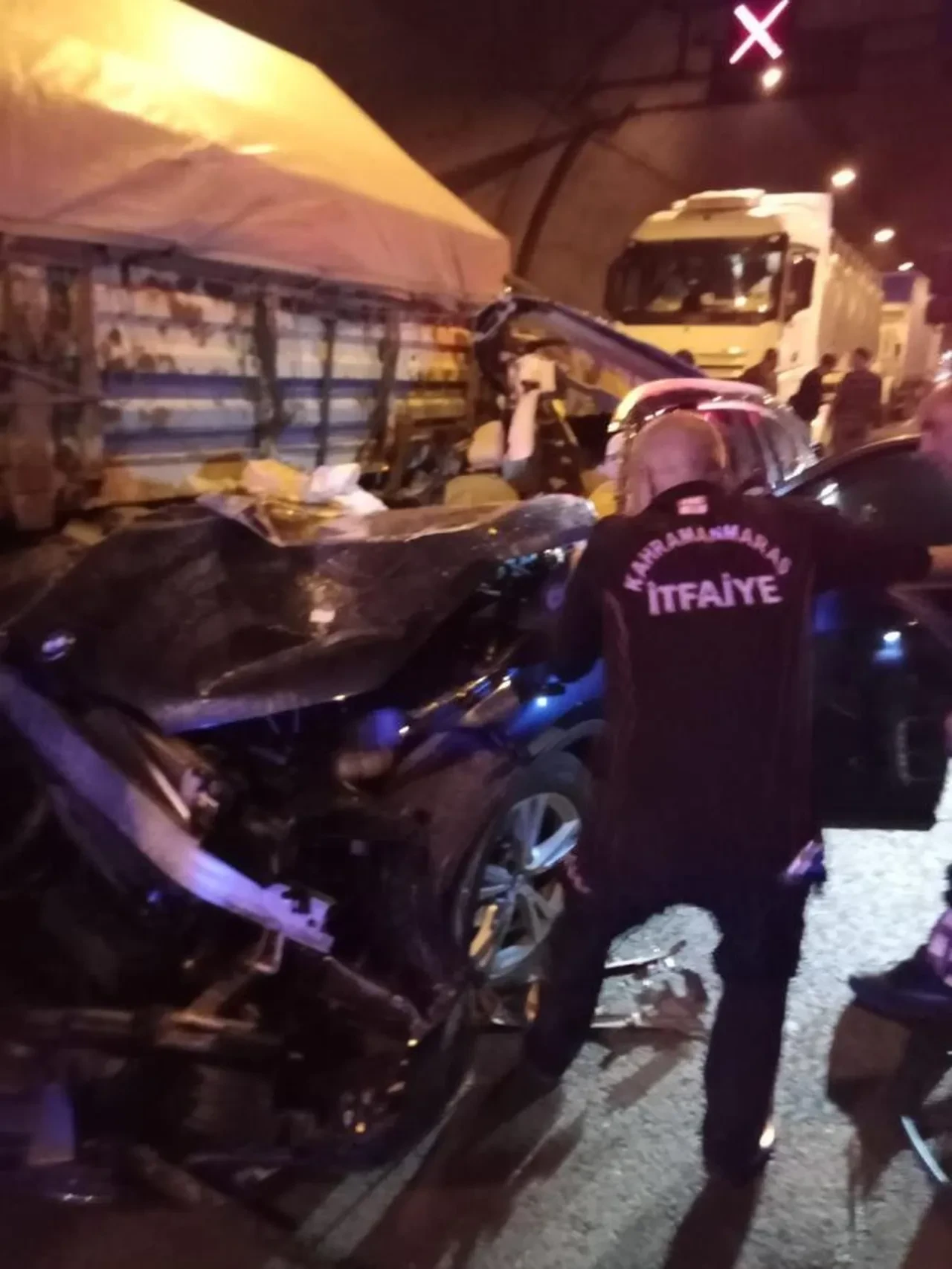 Tıra arkadan çarpan otomobil pestil gibi ezildi: Ölü ve yaralılar var