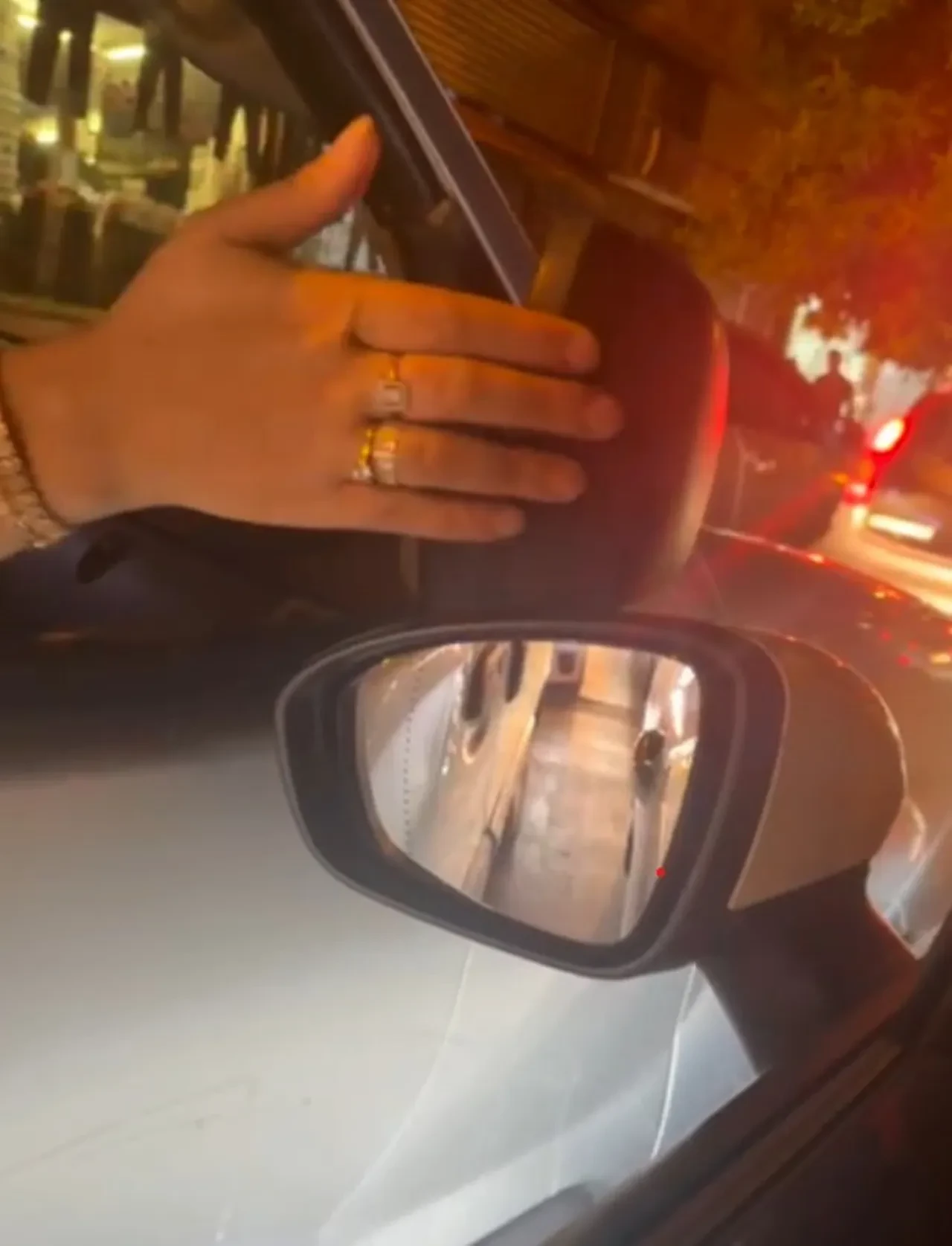 Trafikte maganda dehşeti! Avukat kadına kabusu yaşattı