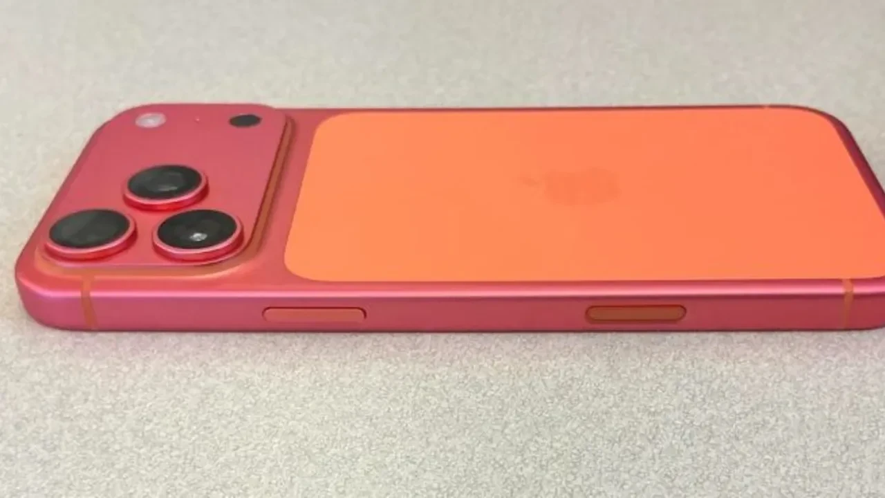Turuncu iPhone 17 Pro Max kullanıcıları şikayetçi: Telefonun rengi pembeye dönüşüyor