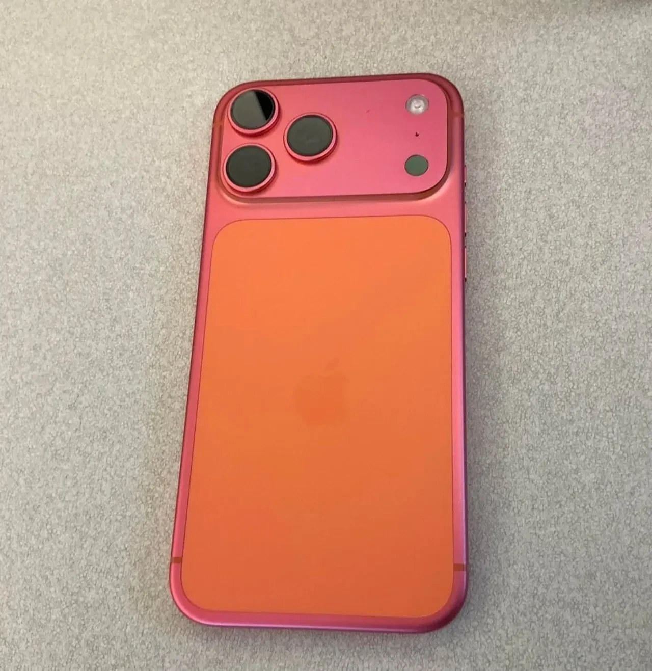 Turuncu iPhone 17 Pro Max kullanıcıları şikayetçi: Telefonun rengi pembeye dönüşüyor