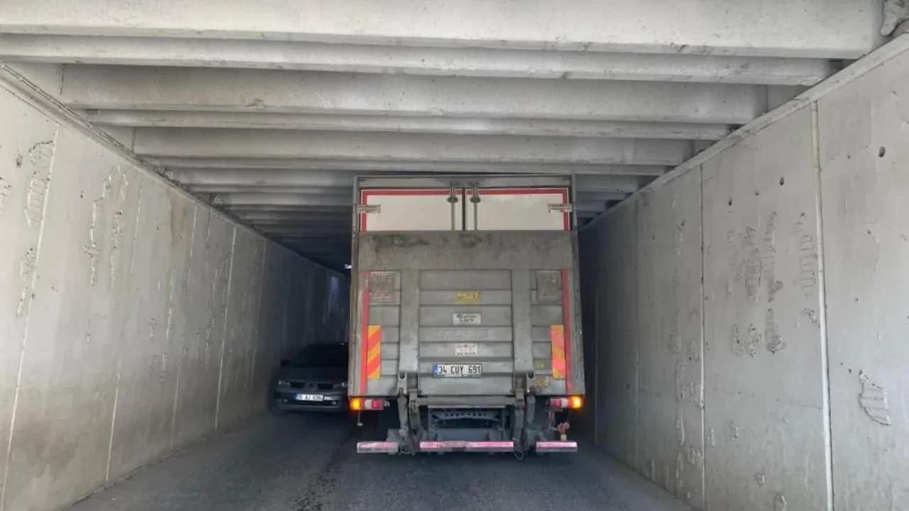 Yüksekliğine aldırış etmeden girdiği alt geçitte sıkıştı kaldı! Kamyon sürücüsünün imdadına trafik ekipleri yetişti