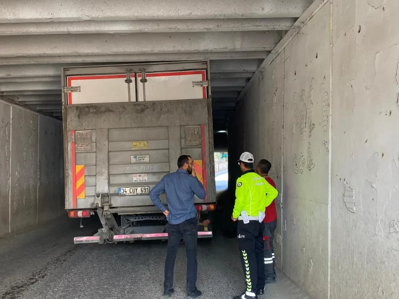 Yüksekliğine aldırış etmeden girdiği alt geçitte sıkıştı kaldı! Kamyon sürücüsünün imdadına trafik ekipleri yetişti