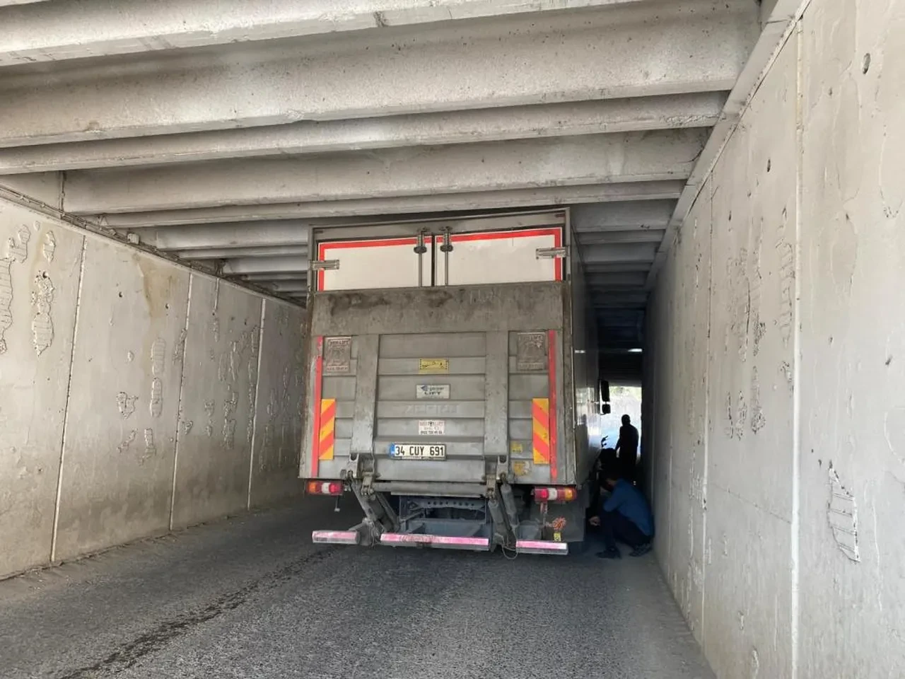 Yüksekliğine aldırış etmeden girdiği alt geçitte sıkıştı kaldı! Kamyon sürücüsünün imdadına trafik ekipleri yetişti
