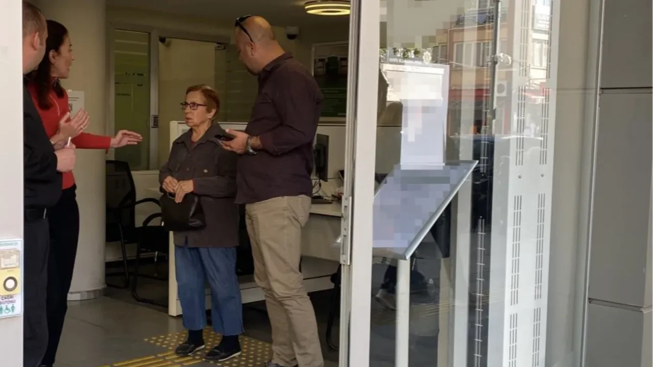 Yüz binlerce TL'yi kendi elleriyle teslim edecekti... Yaşlı kadını, banka çalışanının dikkati kurtardı