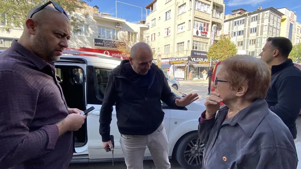 Yüz binlerce TL'yi kendi elleriyle teslim edecekti... Yaşlı kadını, banka çalışanının dikkati kurtardı