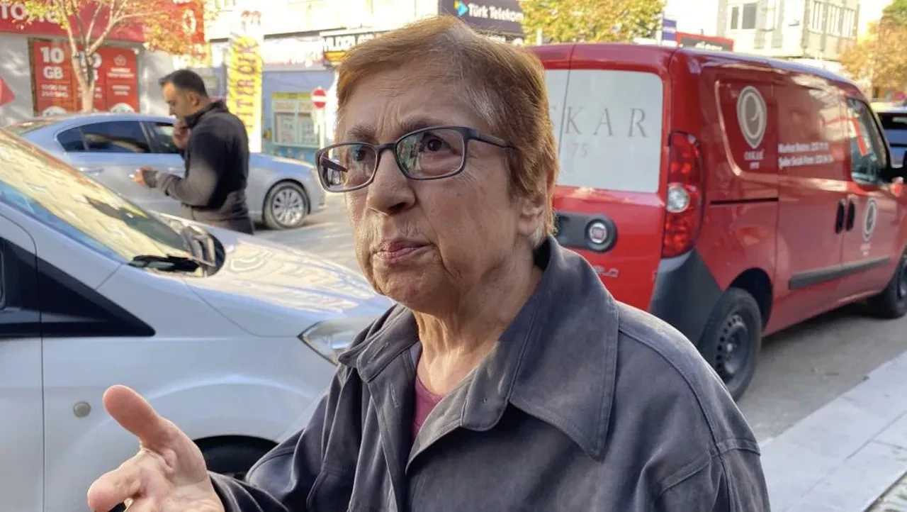 Yüz binlerce TL'yi kendi elleriyle teslim edecekti... Yaşlı kadını, banka çalışanının dikkati kurtardı