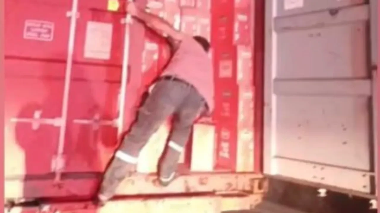 Alev alan tırdan makarnaları böyle kurtarmaya çalıştı!