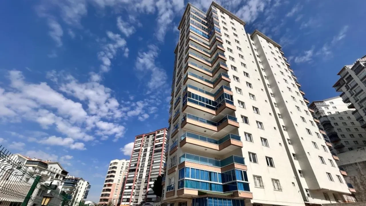 Ankara'da faciadan dönüldü: 17 katlı binanın zemini kaydı! 300 kişi tahliye edildi