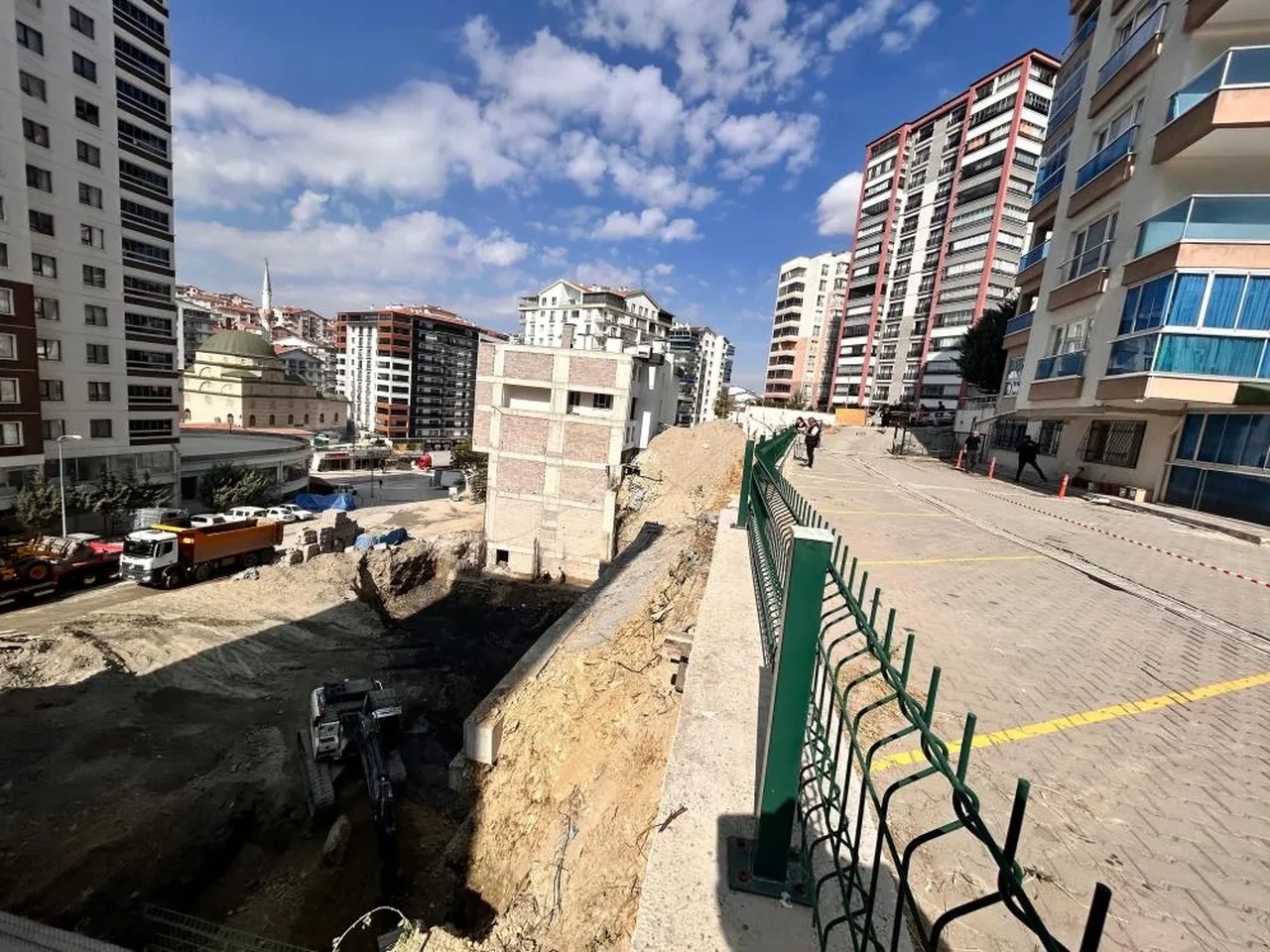 Ankara'da faciadan dönüldü: 17 katlı binanın zemini kaydı! 300 kişi tahliye edildi