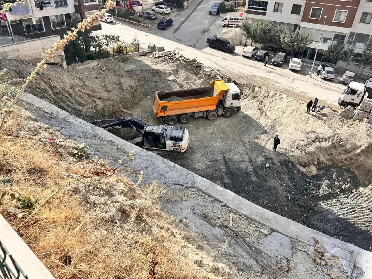 Ankara'da faciadan dönüldü: 17 katlı binanın zemini kaydı! 300 kişi tahliye edildi