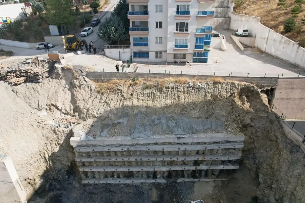 Ankara'da faciadan dönüldü: 17 katlı binanın zemini kaydı! 300 kişi tahliye edildi