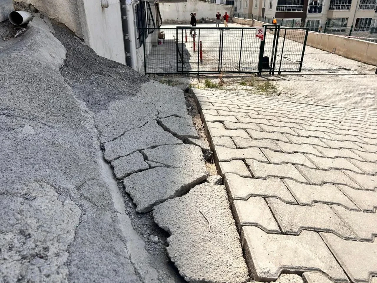 Ankara'da faciadan dönüldü: 17 katlı binanın zemini kaydı! 300 kişi tahliye edildi