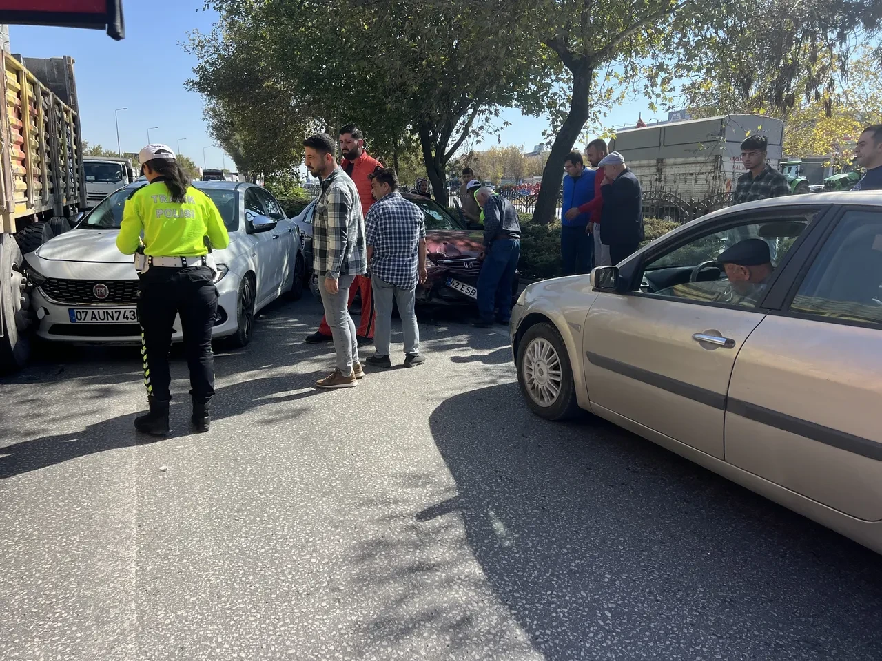 Bakan Yerlikaya tepki çeken görüntüyü 'Bize yakışmıyor' diye paylaştı: Sürücüye ceza kesildi