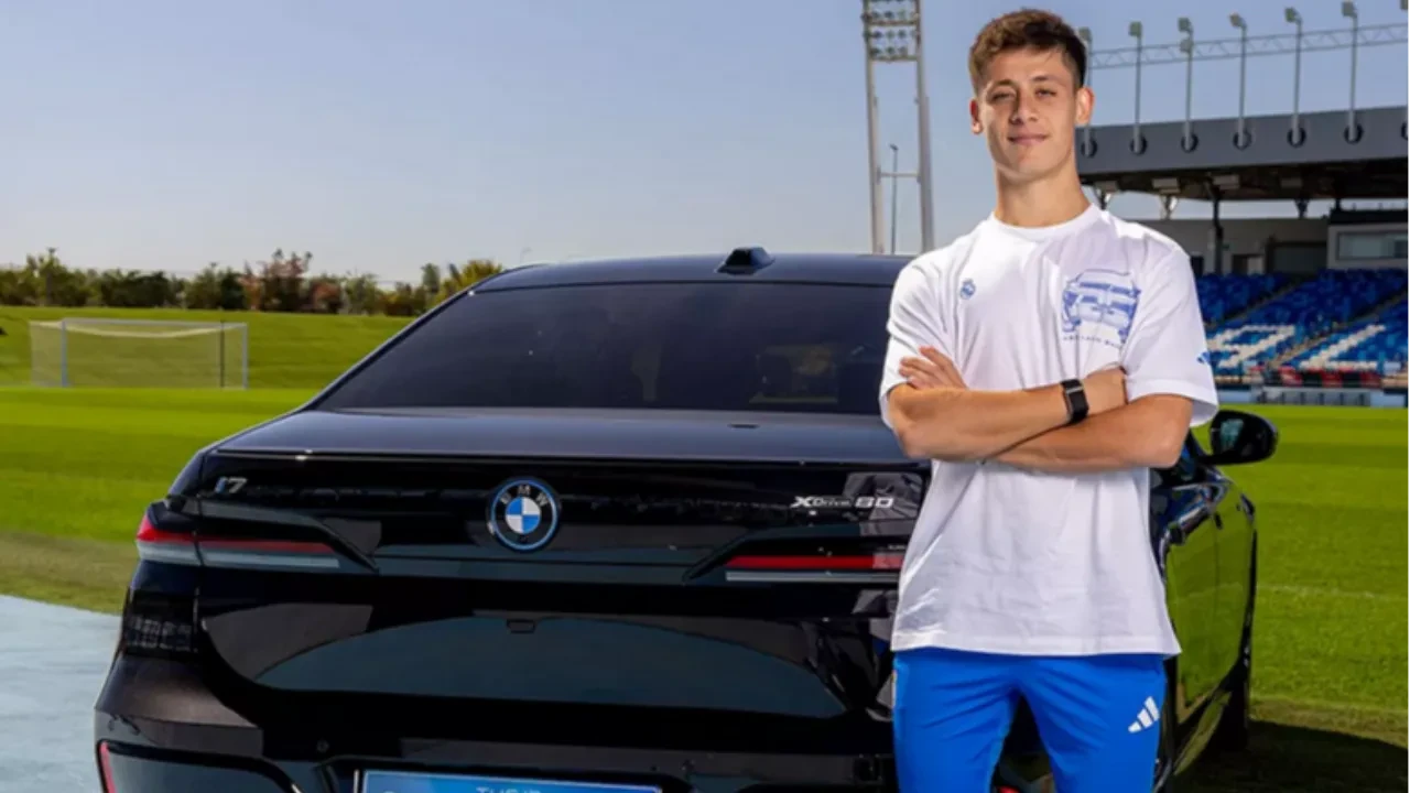 BMW, Real Madrid oyuncularına otomobil hediye etti! Arda Güler yeni arabasıyla poz verdi