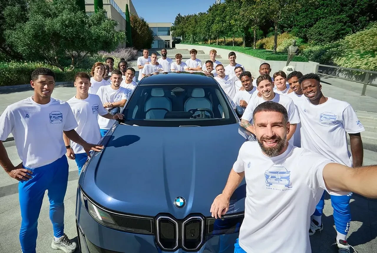 BMW, Real Madrid oyuncularına otomobil hediye etti! Arda Güler yeni arabasıyla poz verdi