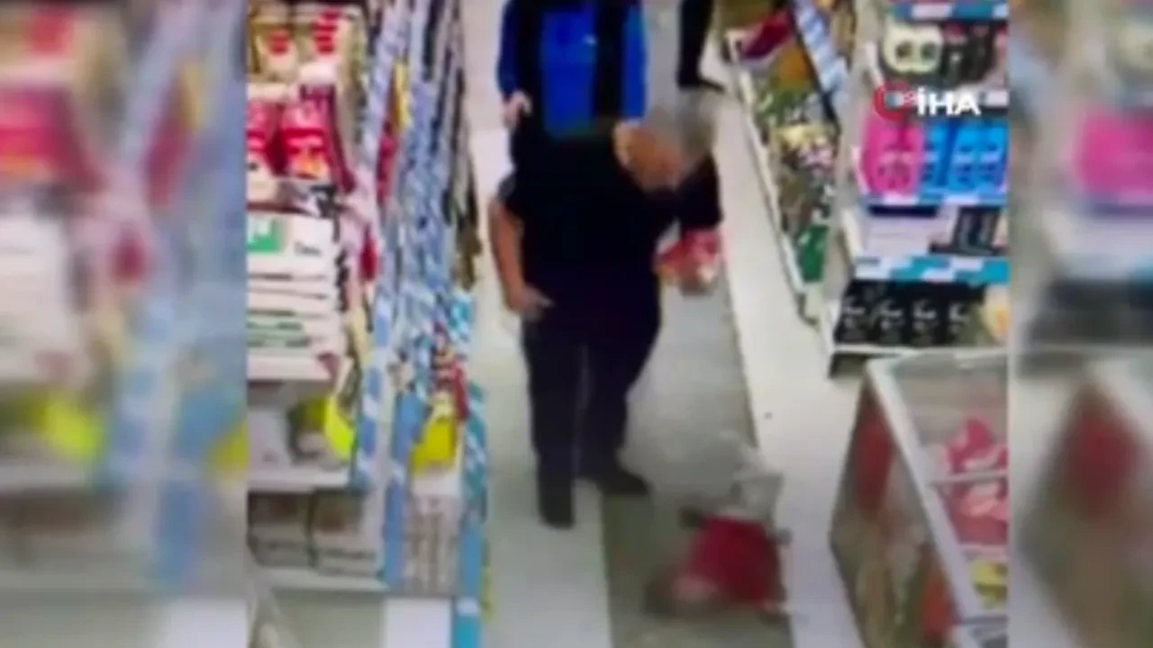 Böyle baba olmaz olsun! Oğlunu marketin ortasında defalarca tekmeledi
