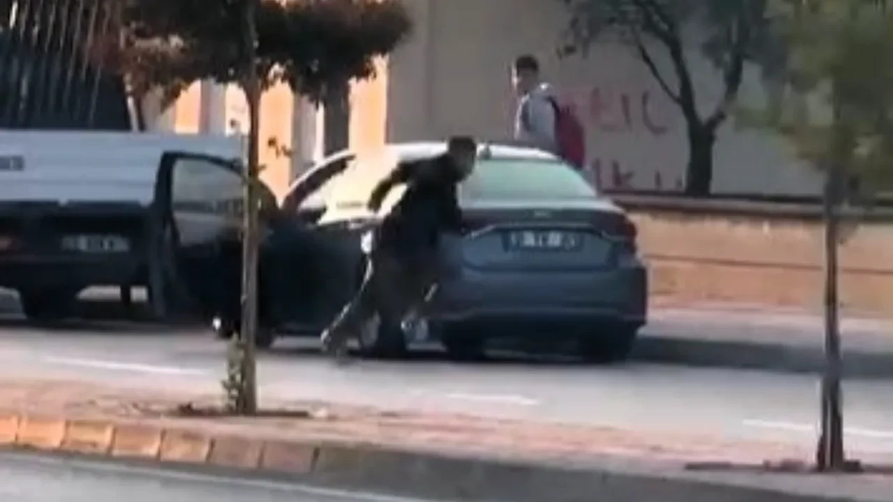 Çocuklarının gözü önünde saldırıya uğradı! Korku dolu anlar kamerada