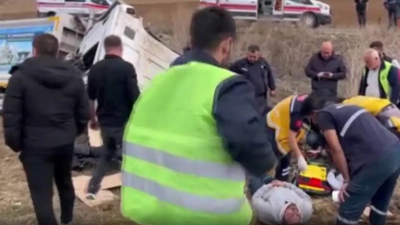 Çöp kamyonu şarampole uçtu! 3 belediye işçisi yaralandı