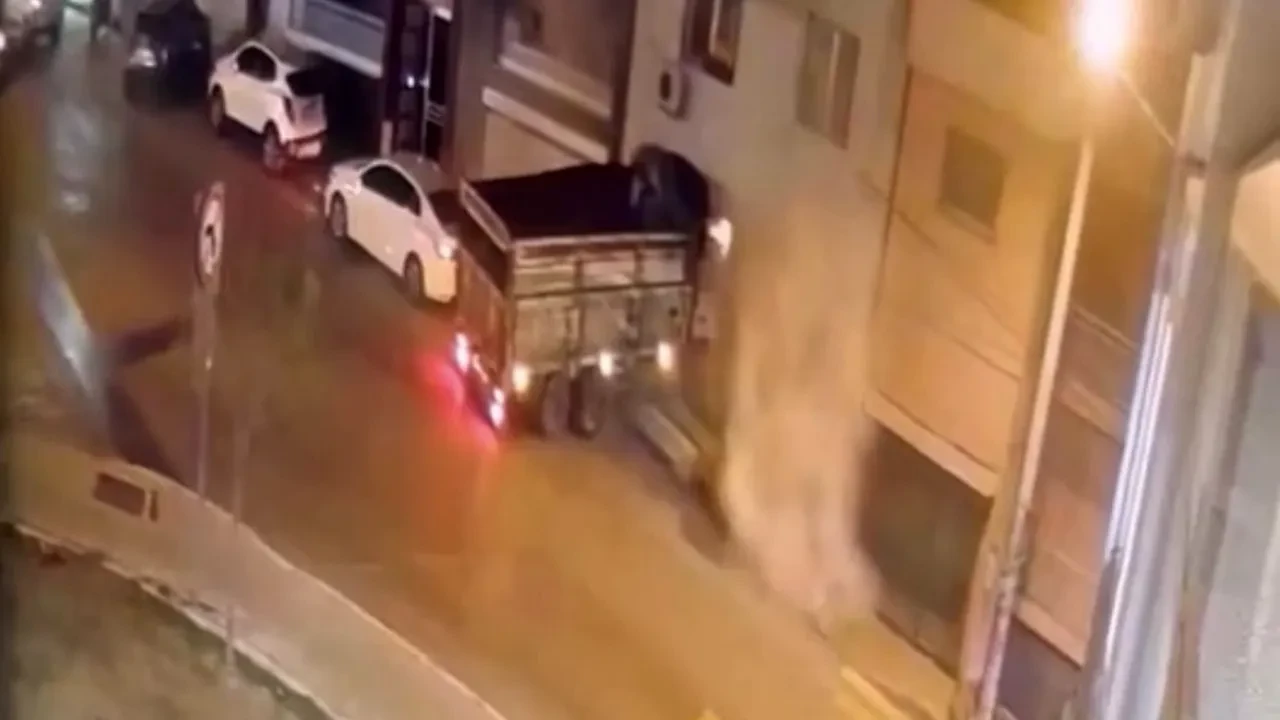Freni tutmayan kamyon evin içine girdi! Şoke eden kaza kamerada 