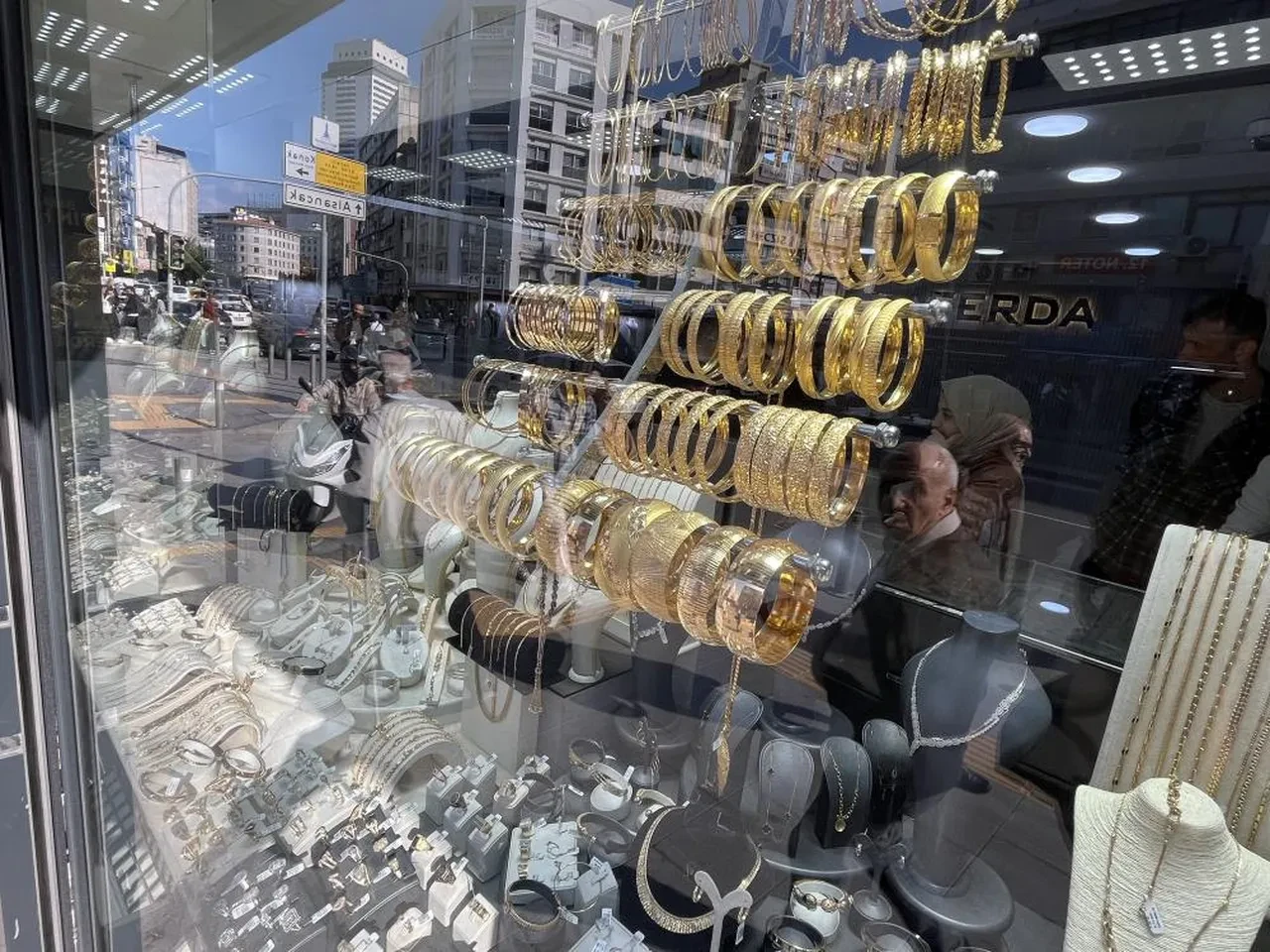 Gümüş çeyrek yolda mı? Altın pahalı gelince rota gümüşe kaydı: Hem yatırım hem takı aracı oldu!