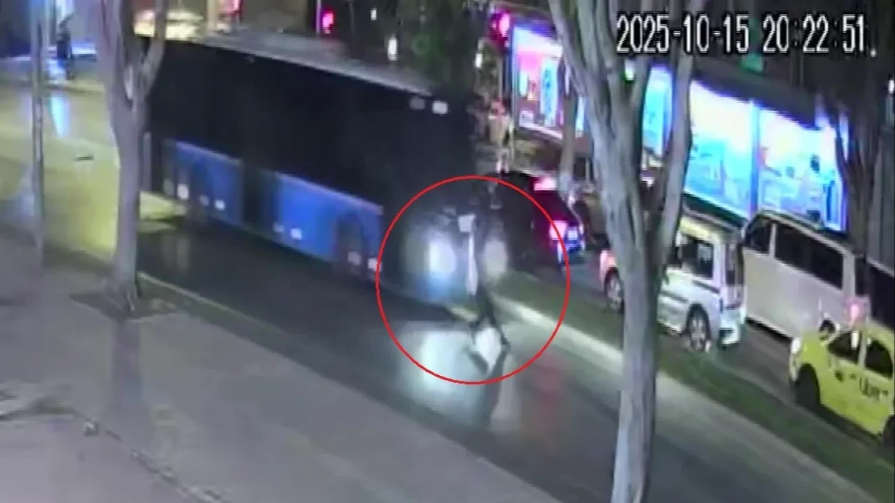 Halk otobüsünün çarptığı kişi böyle havaya savruldu! Kaza anları saniye saniye kamerada