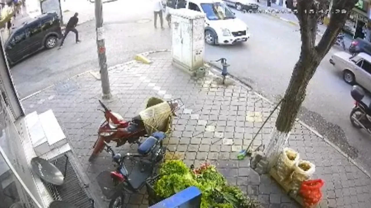 Cadde ortasında silahlı çatışma! Koku dolu anlar kameraya yansıdı