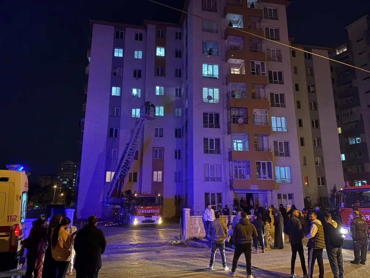 Kayseri'de yangın paniği: Apartman sakinleri sokağa döküldü!
