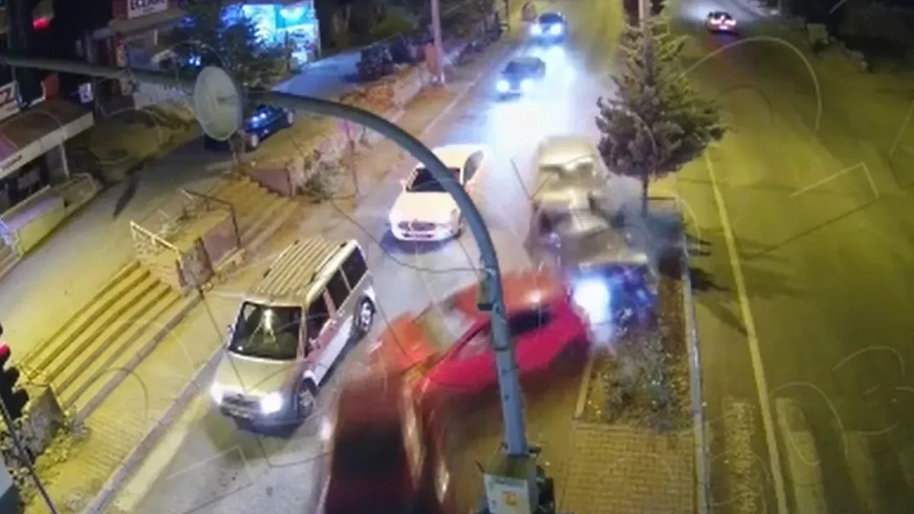 Kırmızı ışıktaki zincirleme kaza anı kamerada
