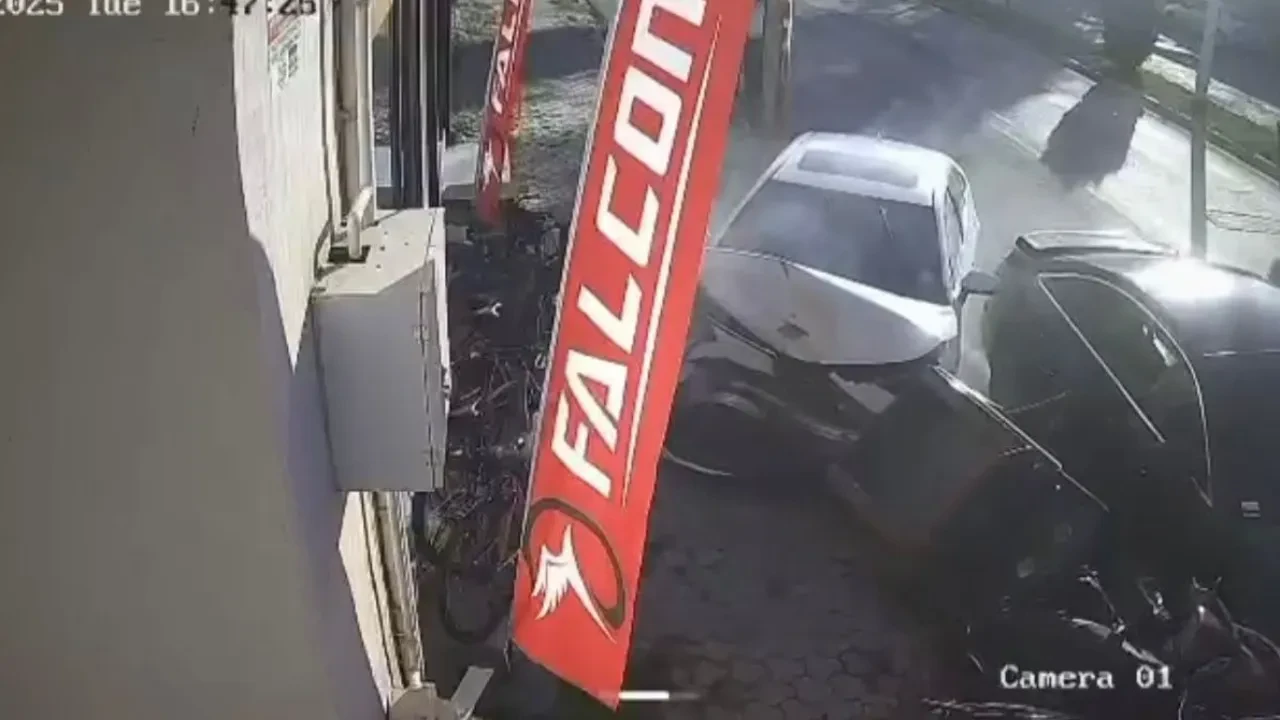 Kontrolden çıkan otomobil ortalığı birbirine kattı! Feci kaza kamerada