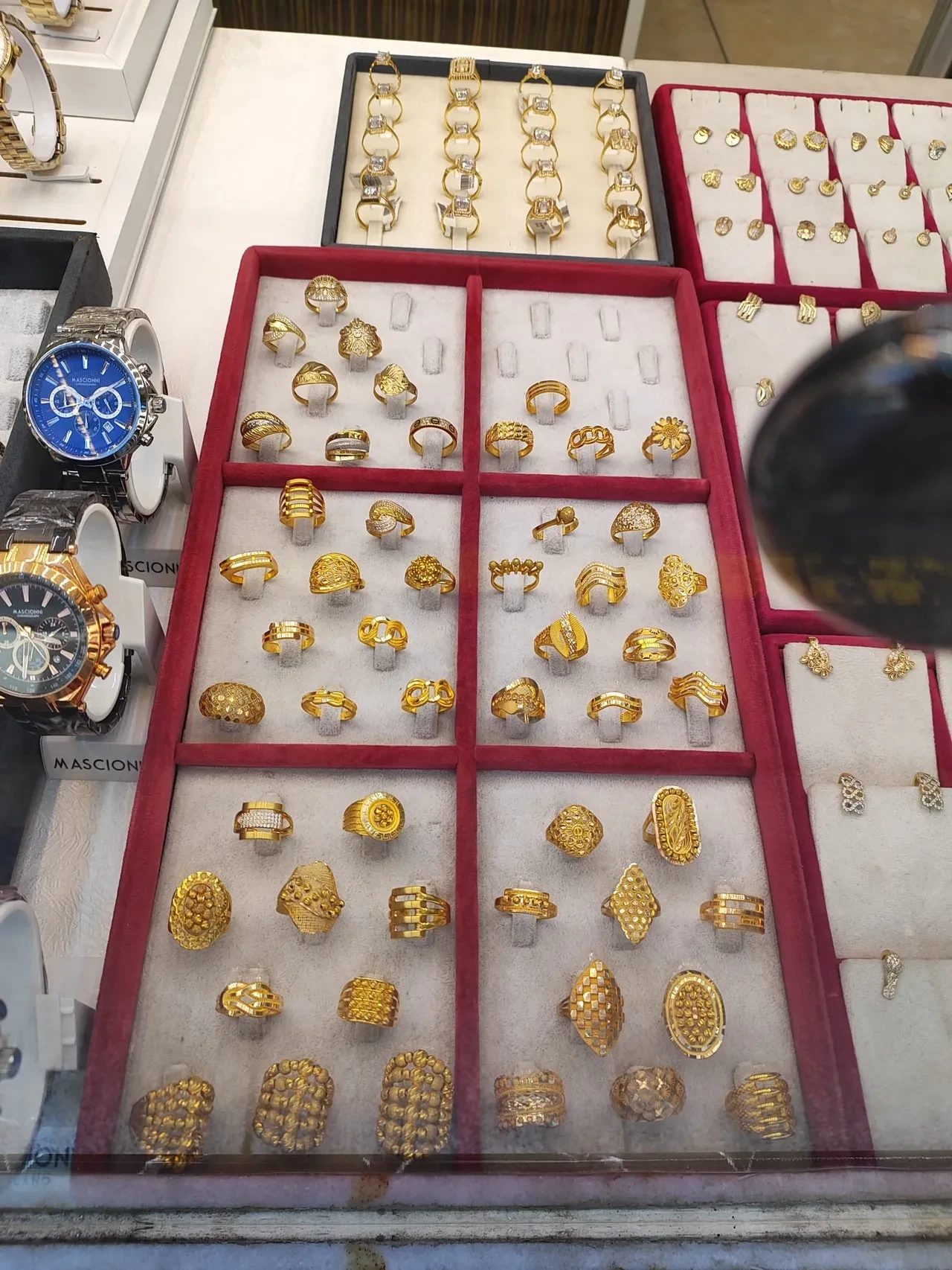 Kuyumcuyu oyalayıp vitrenden 1 milyonluk ürün çaldlar