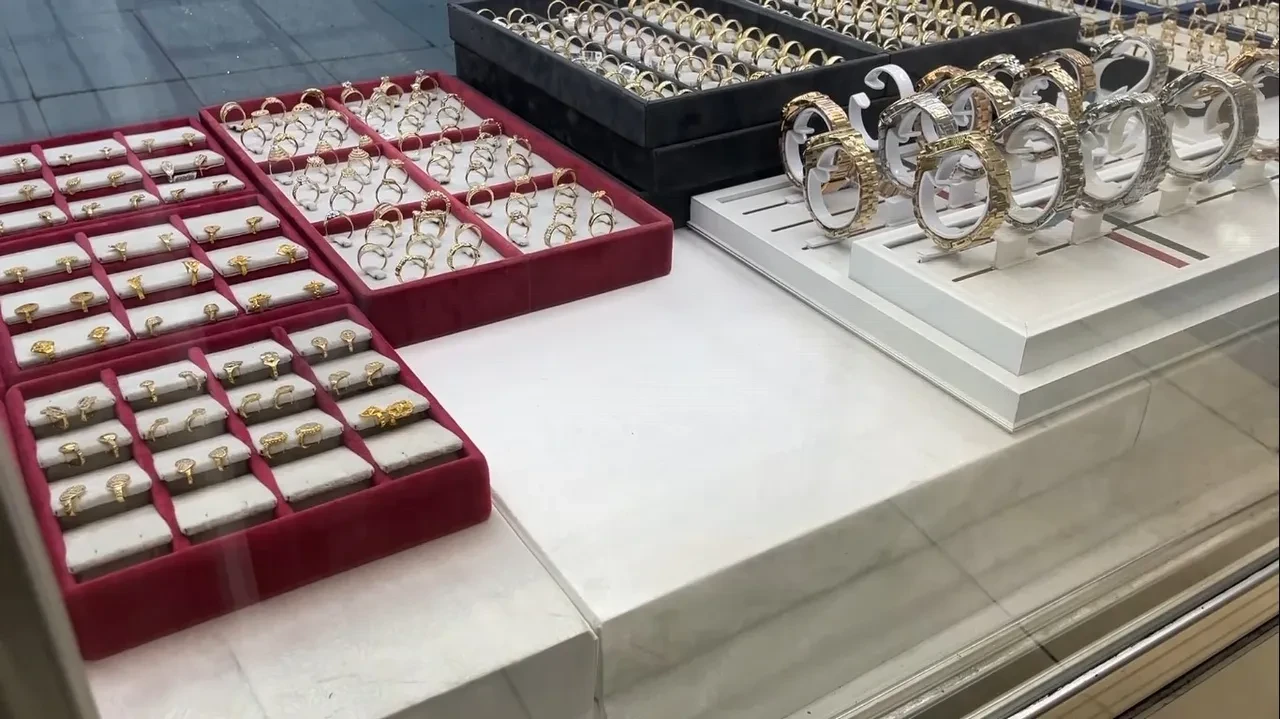 Kuyumcuyu oyalayıp vitrenden 1 milyonluk ürün çaldlar